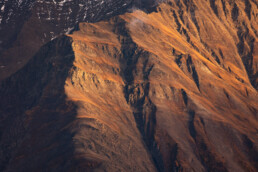 Textures de montagnes aux couleurs automnales dans les Alpes suisses