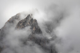 Sommets pris dans les nuages dans les Alpes suisses