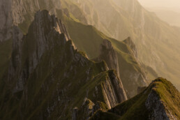 Ambiance feutrée au coucher du soleil dans les Alpes