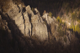 Soleil éclairant une falaise dans les Hautes Vosges
