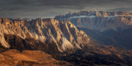 Vue sur un alpage des Dolomites à l'automne au coucher du soleil