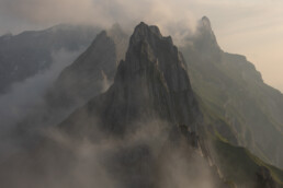 Sommet alpin entouré de nuages