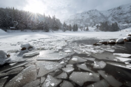 Lac gelé et craquelé dans les Hautes Vosges