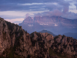 Les Dents du midi en Suisse, dans une ambiance magenta au coucher du soleil