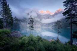 Lac bleu turquoise au coucher du soleil dans les Alpes bernoises