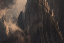 Sommets de montagnes dans les nuages