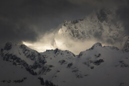 Lueur séparant deux crêtes montagneuses