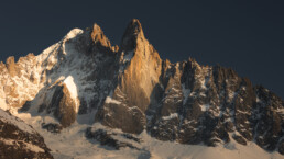 Gros plan sur l'aiguille des Drus au coucher du soleil