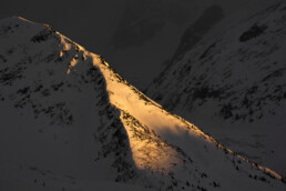 Crête enneigée éclairée par le soleil